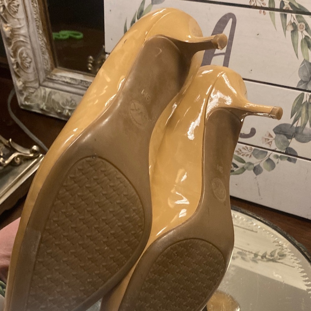 Genuine Michael Kors Beige Patent Leather Pointed-Toe Kitten Heels - Picture 11 of 15